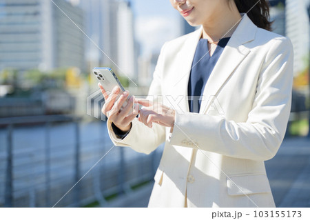 スマホを見る女性 103155173