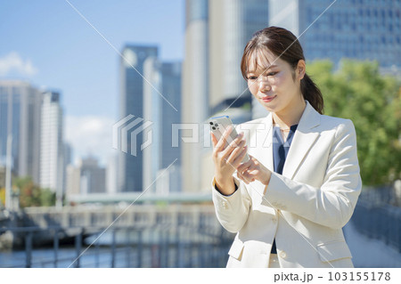 スマホを見る女性 スマホを見る女性 103155178