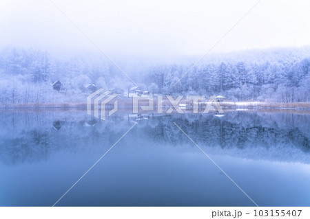 《長野県》雪景色の中牧湖・霧氷の森と湖のリフレクション 103155407