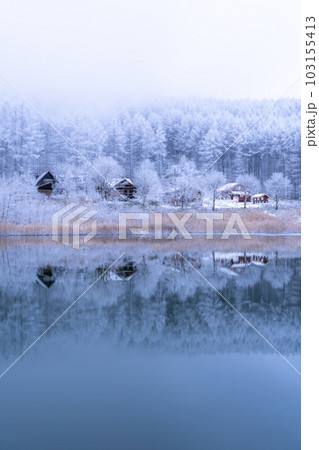 《長野県》雪景色の中牧湖・霧氷の森と湖のリフレクション 103155413