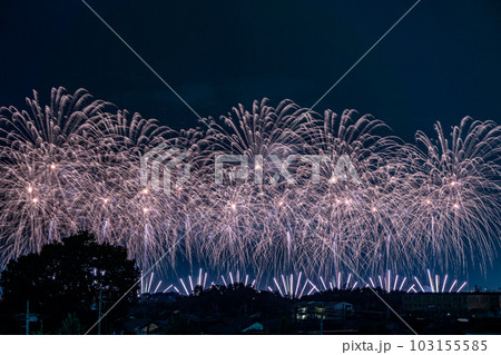 前橋花火大会の超ワイドスターマインをビルの屋上から撮影 103155585