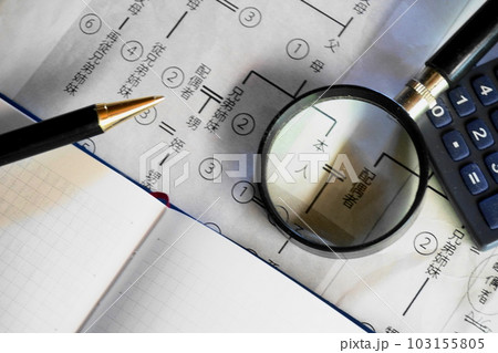 等親図の上に置かれた虫眼鏡とペン 103155805