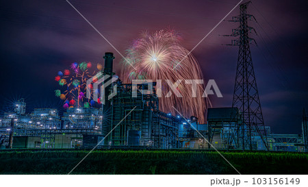新潟県小千谷市片貝町片貝まつりの正三尺、ギネスの正四尺玉花火を工場夜景と撮影 103156149