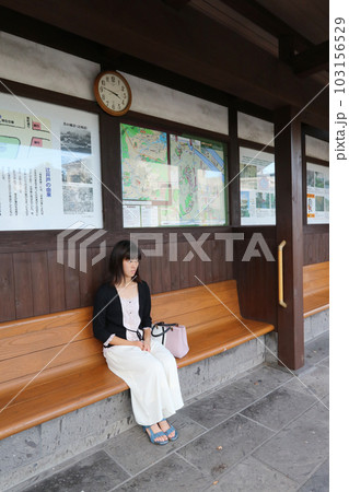 タイムスリップ!大分県臼杵市 城下町の一人旅 バス停で待つ女性 タイムスリップ!大分県臼杵市 城下町の一人旅 バス停で待つ女性 103156529