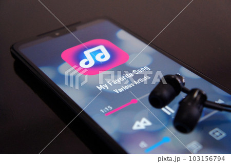 スマートフォンで音楽をイヤホンで聴く 103156794