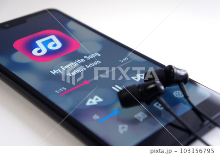 スマートフォンで音楽をイヤホンで聴く 103156795