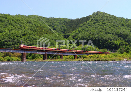 急流の高梁川と伯備線特急やくも号:381系電車 急流の高梁川と伯備線特急やくも号:381系電車 103157244