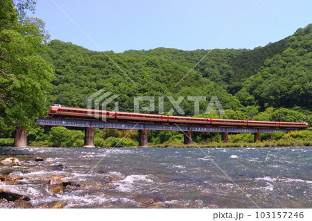 急流の高梁川と伯備線特急やくも号:381系電車 急流の高梁川と伯備線特急やくも号:381系電車 103157246