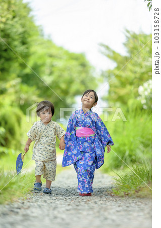 浴衣で歩く姉と弟 103158728