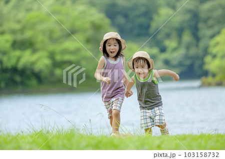 湖畔を走る姉と弟 103158732