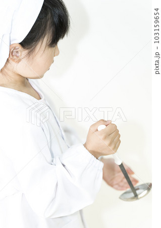 給食当番のおたまを持った女の子 給食当番のおたまを持った女の子 103159654