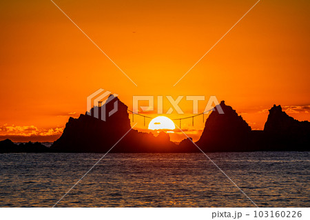 （神奈川県）真鶴半島三ツ石海岸の日の出 103160226