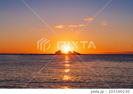 （神奈川県）真鶴半島三ツ石海岸の日の出 103160230