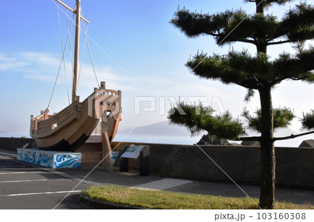 南越前町 河野北前船主通り 北前船主の館・右近家駐車場と千石船と越前海岸 南越前町 河野北前船主通り 北前船主の館・右近家駐車場と千石船と越前海岸 103160308