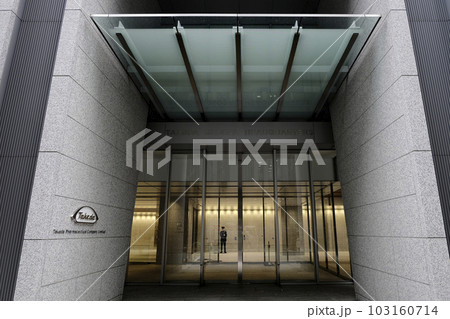 【武田薬品工業株式会社】グローバル本社 エントランスとロゴマーク 【武田薬品工業株式会社】グローバル本社 エントランスとロゴマーク 103160714