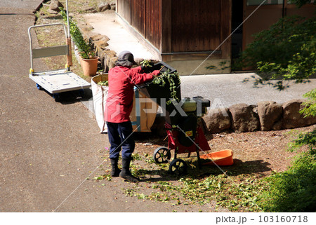 粉砕機ウッドチッパーで作業する人 103160718