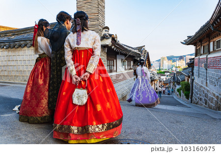 ソウル　北村韓屋村　韓服を着て写真を撮り合う観光客 103160975