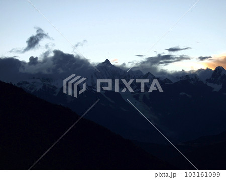 夕暮れの梅里雪山 夕暮れの梅里雪山 103161099