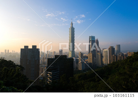 台湾 台北市 象山、展望台（摂手平台）から見る夕暮れの台北市街 103161115