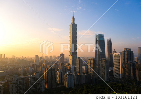 台湾 台北市 象山、展望台（煙火平台）から見る夕暮れの台北市街 103161121