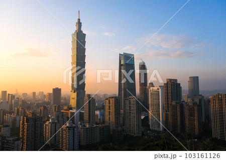 台湾 台北市 象山、展望台(煙火平台)から見る夕暮れの台北市街 台湾 台北市 象山、展望台(煙火平台)から見る夕暮れの台北市街 103161126