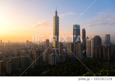 台湾 台北市 象山、展望台(煙火平台)から見る夕暮れの台北市街 台湾 台北市 象山、展望台(煙火平台)から見る夕暮れの台北市街 103161128