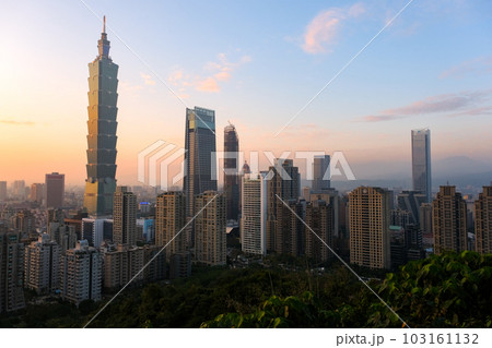 台湾 台北市 象山、展望台(煙火平台)から見る夕暮れの台北市街 台湾 台北市 象山、展望台(煙火平台)から見る夕暮れの台北市街 103161132