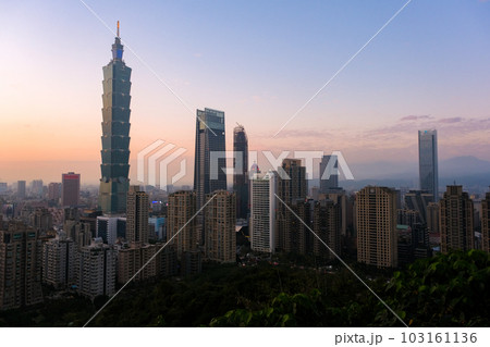 台湾 台北市 象山、展望台（煙火平台）から見る夕暮れの台北市街 103161136