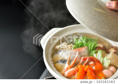 鍋料理イメージ　湯気　海鮮 103161163