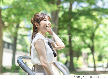 新緑の公園でくつろぐ女性 103161265