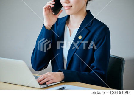 電話をする若い女性弁護士 電話をする若い女性弁護士 103161992
