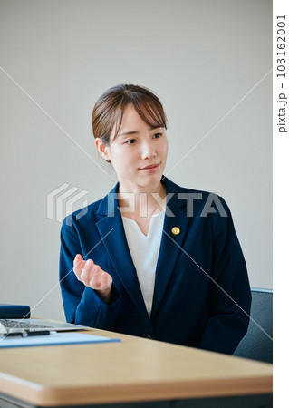 法律相談を受ける若い女性弁護士 法律相談を受ける若い女性弁護士 103162001