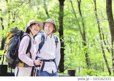 山歩きする男女 山歩きする男女 103162331