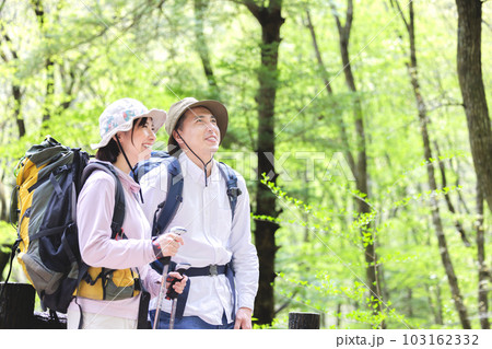 山歩きする男女 山歩きする男女 103162332