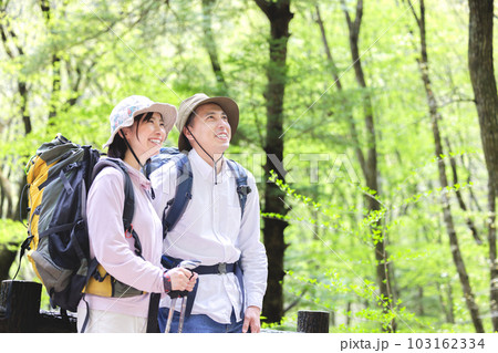 山歩きする男女 山歩きする男女 103162334
