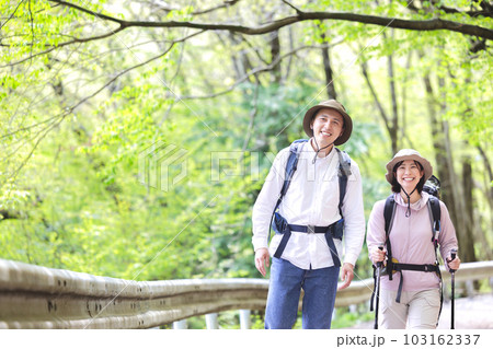 山歩きする男女 山歩きする男女 103162337