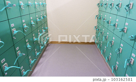 プールの更衣室のロッカー プールの更衣室のロッカー 103162581