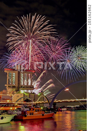 【愛知】名港水上芸術花火。ダイナミックで迫力のある花火に魅了されました。 【愛知】名港水上芸術花火。ダイナミックで迫力のある花火に魅了されました。 103162662