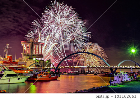 【愛知】名港水上芸術花火。ダイナミックで迫力のある花火に魅了されました。 【愛知】名港水上芸術花火。ダイナミックで迫力のある花火に魅了されました。 103162663