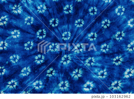 渦巻き模様と花もよう、藍染めダブル絞りのファブリック 103162962