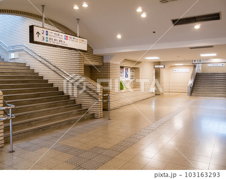 【宇治山田駅】コンコースと階段 103163293