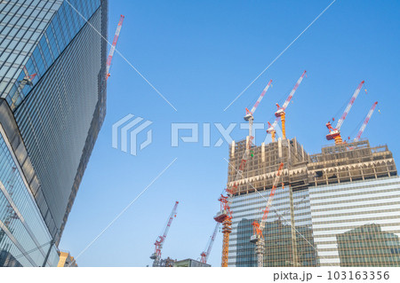 美しい青空と大阪駅ビル群の都市風景 美しい青空と大阪駅ビル群の都市風景 103163356