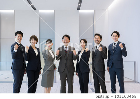 ビジネスマンチーム複数名のガッツポーズ　全員集合 103163468