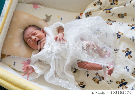 ベビードレスを着た赤ちゃん ベビードレスを着た赤ちゃん 103163570
