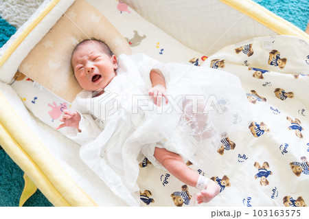 ベビードレスを着た赤ちゃん ベビードレスを着た赤ちゃん 103163575