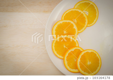皿に置かれたオレンジのイメージ 皿に置かれたオレンジのイメージ 103164178