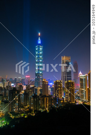 台湾 台北市 象山、展望台（煙火平台）から見る台北の夜景 103164949