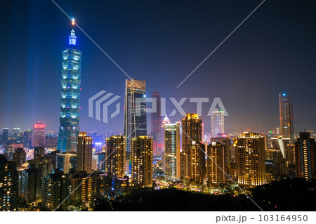 台湾 台北市 象山、展望台（煙火平台）から見る台北の夜景 103164950