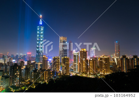 台湾 台北市 象山、展望台(煙火平台)から見る台北の夜景 台湾 台北市 象山、展望台(煙火平台)から見る台北の夜景 103164952