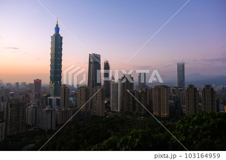 台湾 台北市 象山、展望台(煙火平台)から見る夕暮れの台北市街 台湾 台北市 象山、展望台(煙火平台)から見る夕暮れの台北市街 103164959